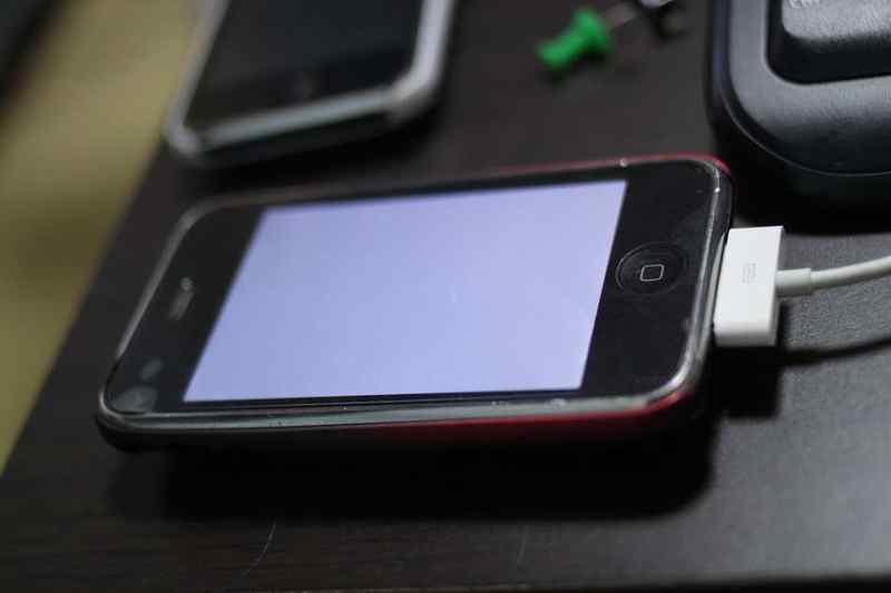 自戒を込めて、分解したiPhoneの写真を残しておく。