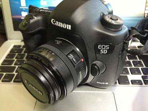 新しい相棒はコイツだ！"EOS 5D Mark III"！まずは外見をチェック。