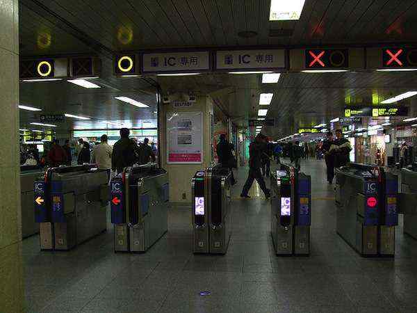 定期券で長蛇の列に並ぶなんてもう終わり？大阪の私鉄ユーザはPiTaPaの登録型割引サービスを使おう！