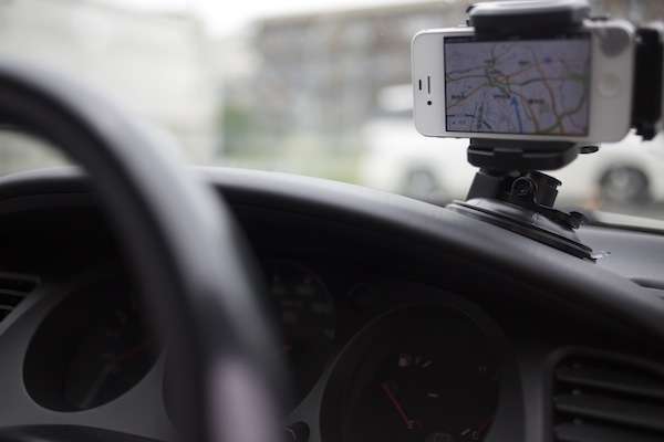 車載ホルダーを使ってiPhoneをカーナビ代わりにしてみた！