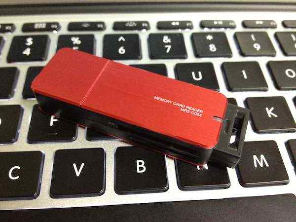 MacBook Air 11inchにはカードスロットがないので、コンパクトなSDカードリーダーを購入しました！